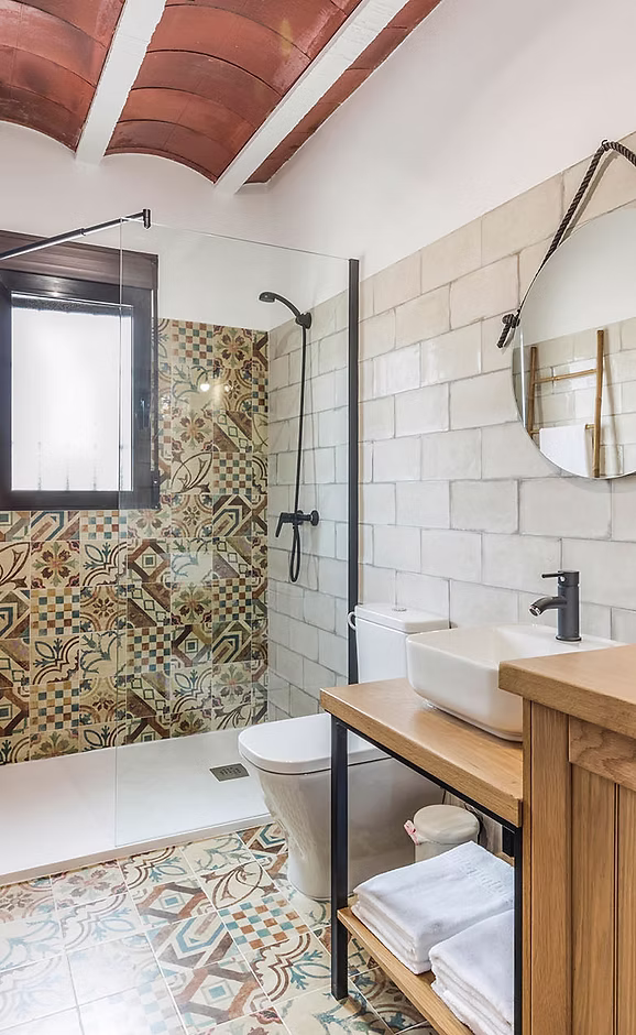 Entre casas baño 1.jpg.avif