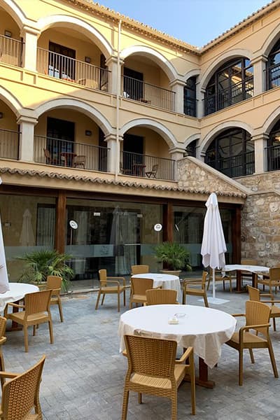 Hotel Mengíbar Patio 2.jpg
