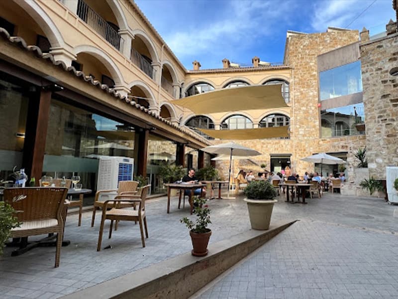 Hotel Mengíbar Patio 4.jpg